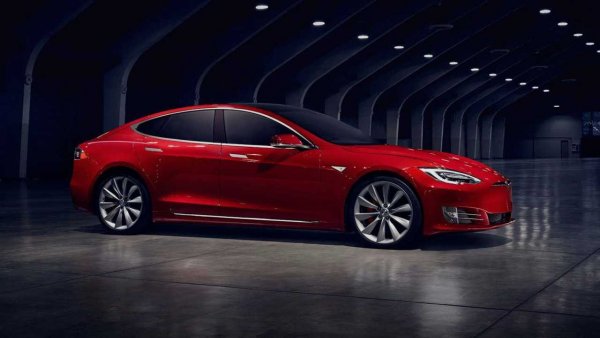 Средната продажна цена на използван Tesla Model S е $68,159, което го прави четвъртият най-скъп модел в луксозния клас. При средно 35,5 дни на пазара на употребявани автомобили, той лесно доминира в списъка като единственото изцяло електрическо предложение, и се продава почти два пъти по-бързо от Maserati Quattroporte.